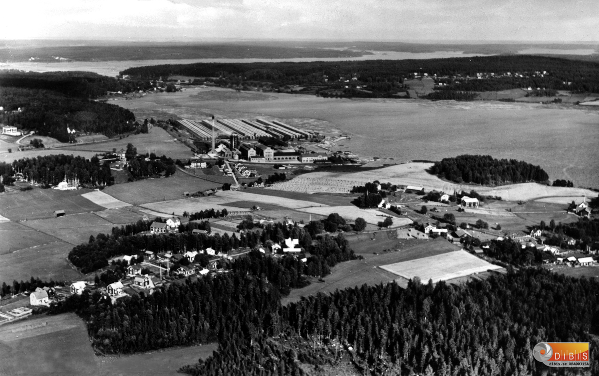 Vy över Vannsätter &amp; Bergvik i bildens mitt Sulfitfabriken i bakgrunden sjön Marmen