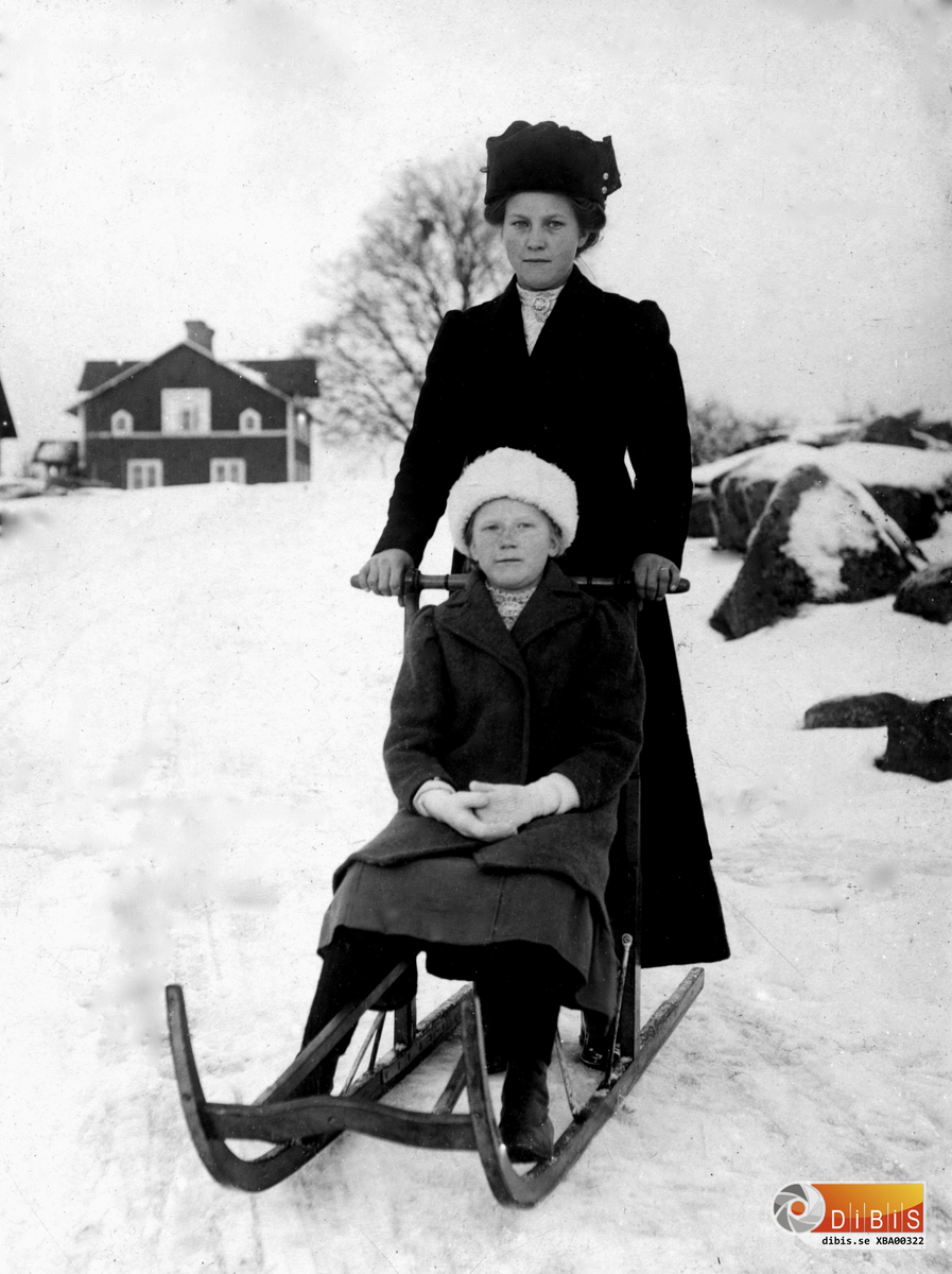 Systrarna Hanna Holmström (sittandes) och Edit Holmström, Lynäs, Bergvik.