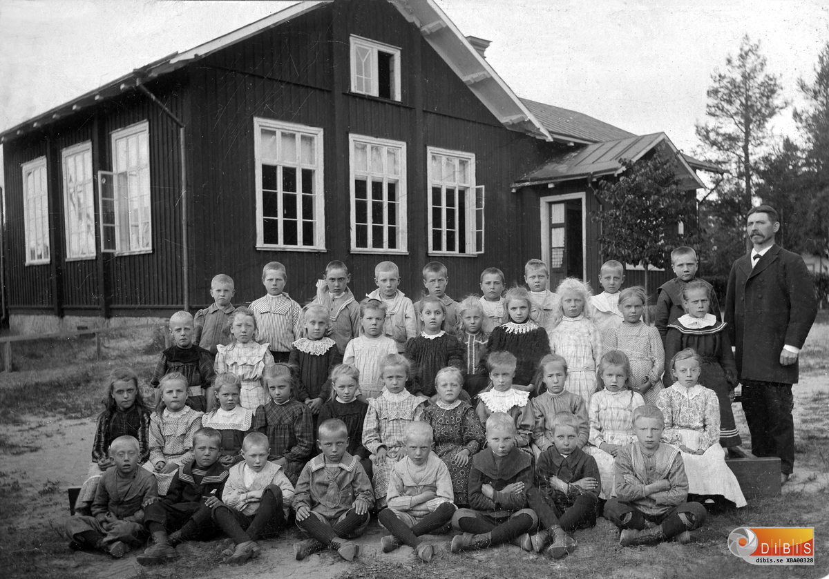 Lynäs folkskola i Bergvik. Läraren heter Sporre.
Eleverna kom i första hand från Lynäs by, Klovheden, Böle och Dåbo.
Längre fram  skulle skolan förses med en brokvist på väggen till vänster. Därmed blev brokvisten till höger lärarfamiljens privata ingång.
Byggnaden finns fortfarande kvar men är numera privatbostad.
Den lärare som tjänstgjorde i samband med nedläggningen var Bengt Ahlman.
En lärare som tjänstgjorde i den här skolan och bodde i lärarbostaden under en längre tid var Karl Strinning. Hans maka Ingeborg undervisade också i den här skolan.