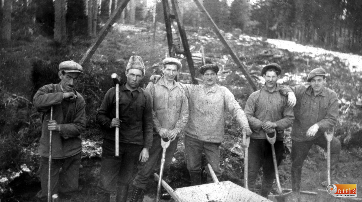 Bilden från AK-arbetet, med bland andra Alex Söderblom, nr 2 från höger, togs någon gång under år 1932. Under den tiden pågick bland annat arbeten på vägen mellan Bergvik och Ljusne.
Alex Söderblom kom senare att bli anställd vid Kraftförvaltningen i Bergvik. Han lät också bygga en villa åt sig och sin familj mellan Klovheden och Verkmyra.