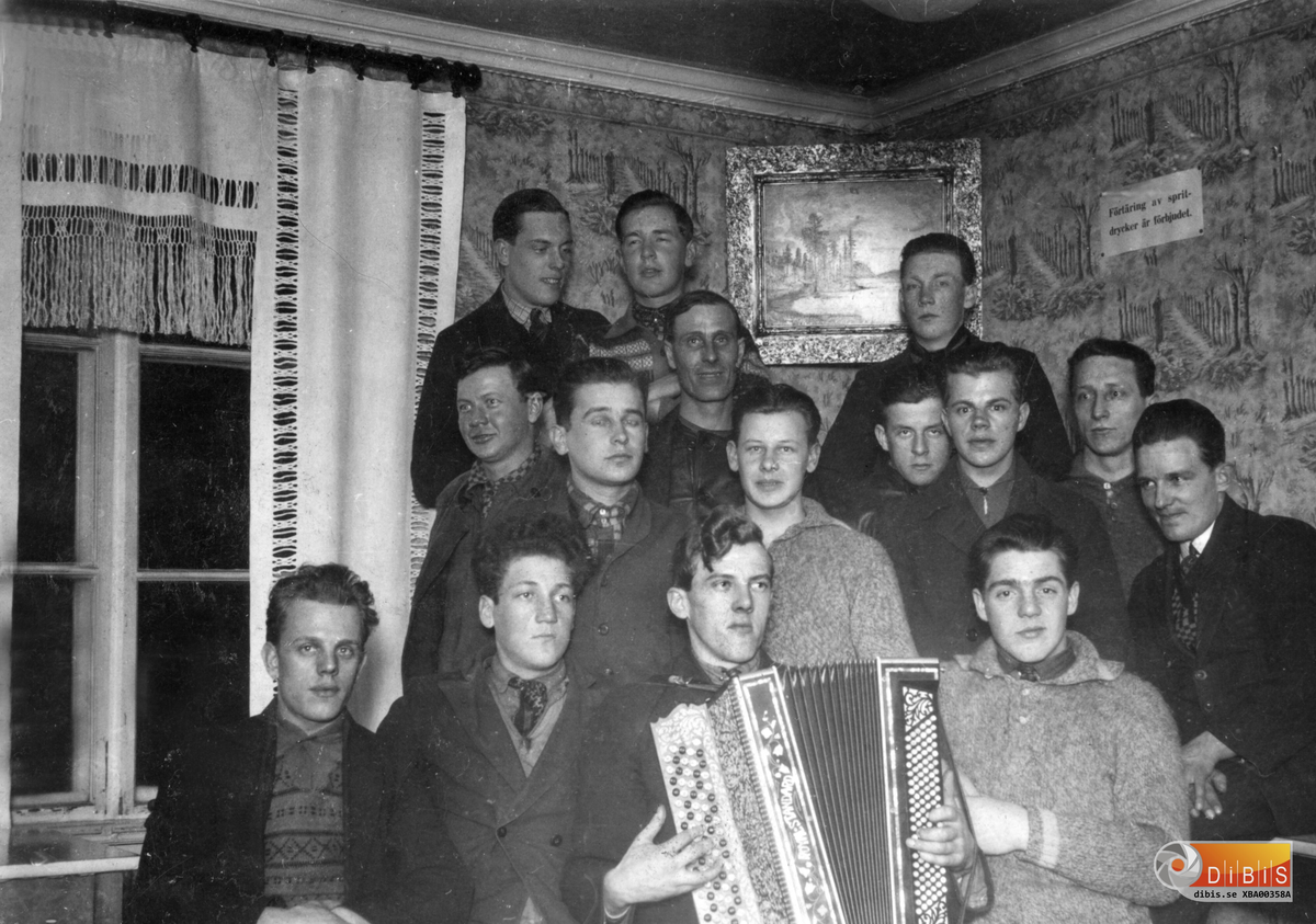Interiörbild från café Rotmosen:
Nedre raden från vänster:
1. Per Östansjö
2. Einar Sundgren eller Sundqvist
3. Herbert Ström
4. Knut Sundqvist