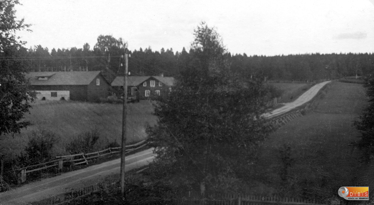 Bilden visar den allmänna vägen Bergvik - Stråtjära när den passerar Verkmyra. Fotografen har sannolikt stått i ett vindsfönster på den gård som sedan slutet av 1800-talet ägts av släkten Zettersten.
Vägen är smal och kantad av rejäla stängsel. Det handlade om att både stänga inne och att stänga ute. Det senare till följd av att många småbrukare drev sina djur till bete på skogen söder om Verkmyra. Bilden är tagen efter att kraftverken i Bergvik fått kapacitet att förse byarna i dess närhet med el. Detta kunde ske först efter att det nedre verket i Bergviksströmmen tagits i bruk. Det första verket behövdes för att klara behoven vid fabriken i Vannsätter och i sågverksområdet.