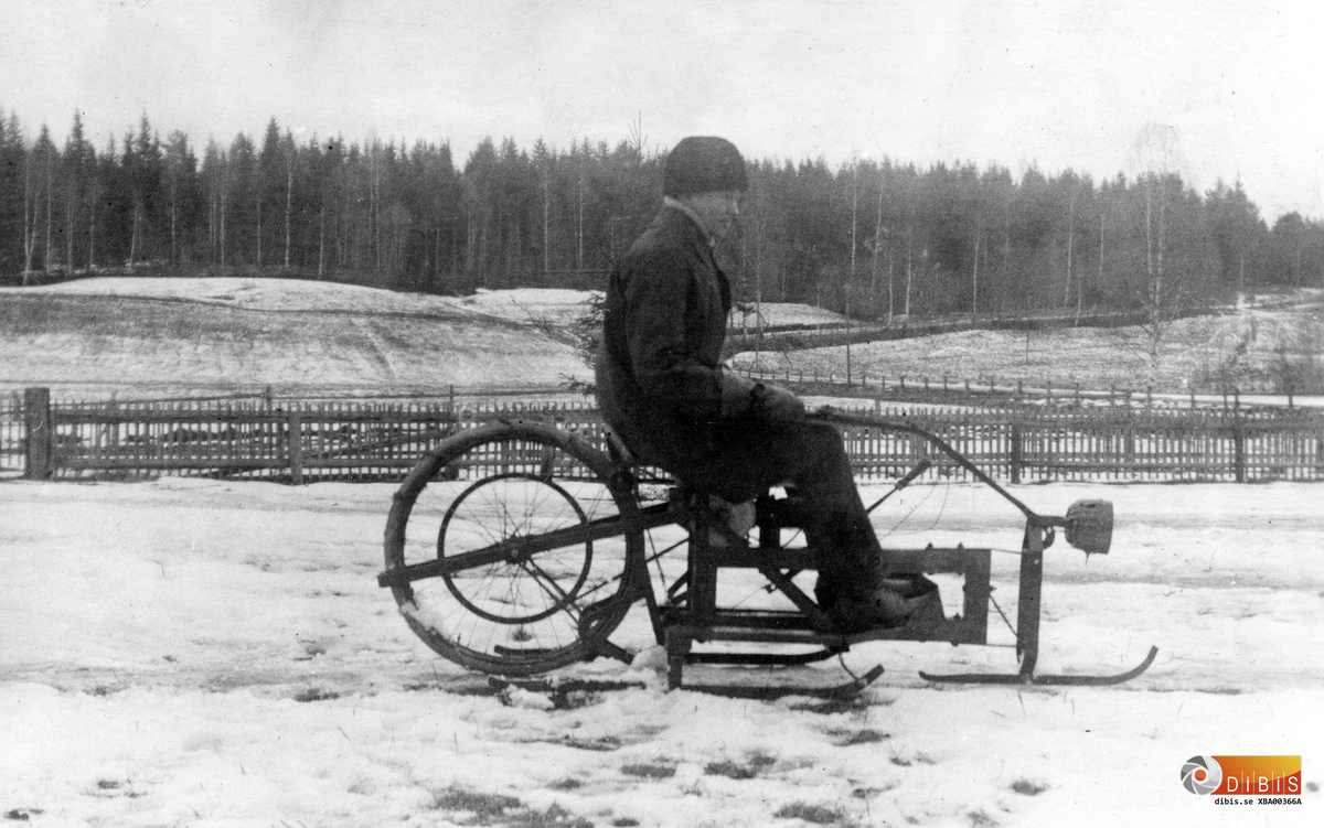 Begreppet motorsläde skulle i det här sammanhanget kunna beskrivas som en tidig variant av den i dag så vanliga snöskotern.
Bilden är tagen i Verkmyra, Bergvik. Föraren av släden är densamma som konstruktören.
Petrus Zettersten ägde en vid den här tiden vanliga hjälpmotorn för cyklar.Dåtidens "lättviktare".
Motorn till denna cykel fick vintertid tjäna som drivkraft till släden. Den skymtar under förarplatsen. Kilremmen till drivhjulet framgår tydlikt liksom medar, styrsystem, belysning m.m.
För att kunna nyttja utförbackarna hade släden ett system som vid behov lyfte drivhjulet.
Ekipaget fungerade och någon menade att
Petrus Zettersten skulle söka patent på just drivningen. Detta gjordes aldrig. Släden försvann i samband med att gårdens ladugård eldhärjades år 1934. Den mötte samma öde som Petrus Zetterstens motorcykel, en Harley Davidson från 1920-talet.
I bakgrunden skymtar den väg som leder genom Verkmyra. Staketet ersattes senare med planterade björkar. Träd som fortfarande finns kvar men som ett efter ett faller för åldersstrecket.
Den skarpa kurvan är inte densamma i dag efter att vägverket under 1960-talet ändrade sträckningen något.