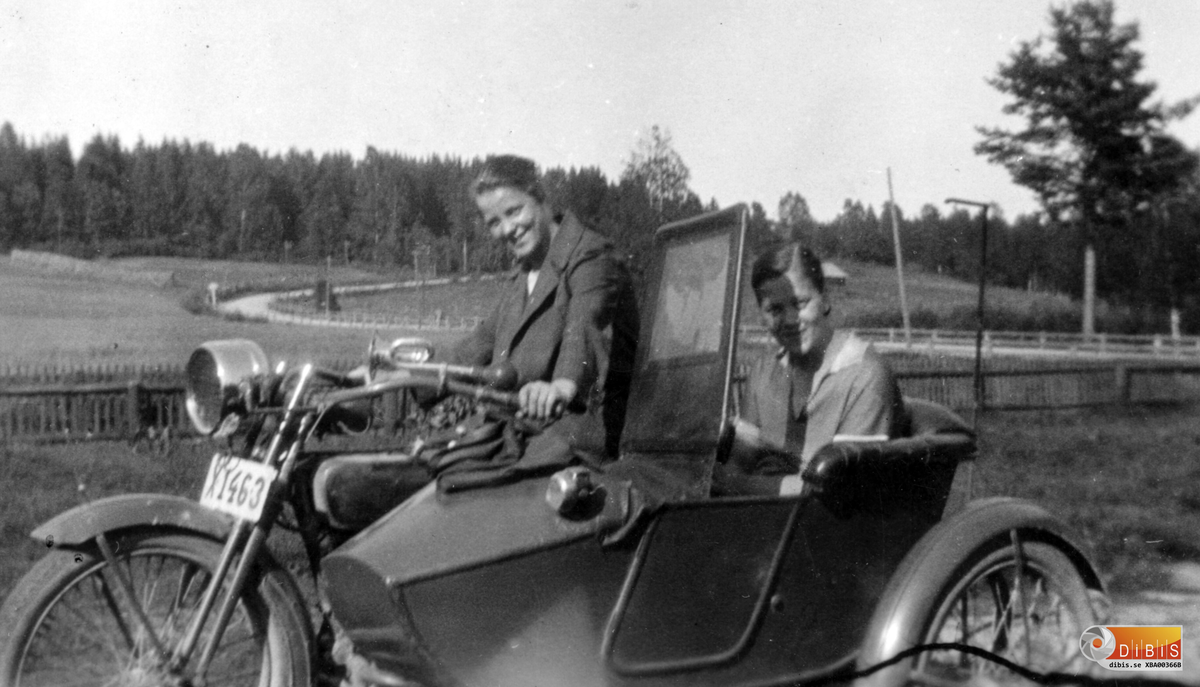Elsa Blomqvist, senare Zettersten, och Karin Blomqvist poserar på Petrus Zetterstens motorcykel. Det var en Harley-Davidson årsmodell 1924 med 1200 cc i motorn med kraft nog att dra sidovagn. Eller hopkopplade sparkstöttingar när ungdomarna ville ut och åka på vinterföre. Motorcykeln blev inte så gammal. När gårdens ladugård eldhärjades 1934 brann den inne. Det gjorde också gårdens två hästar, kor och ett antal ungdjur.