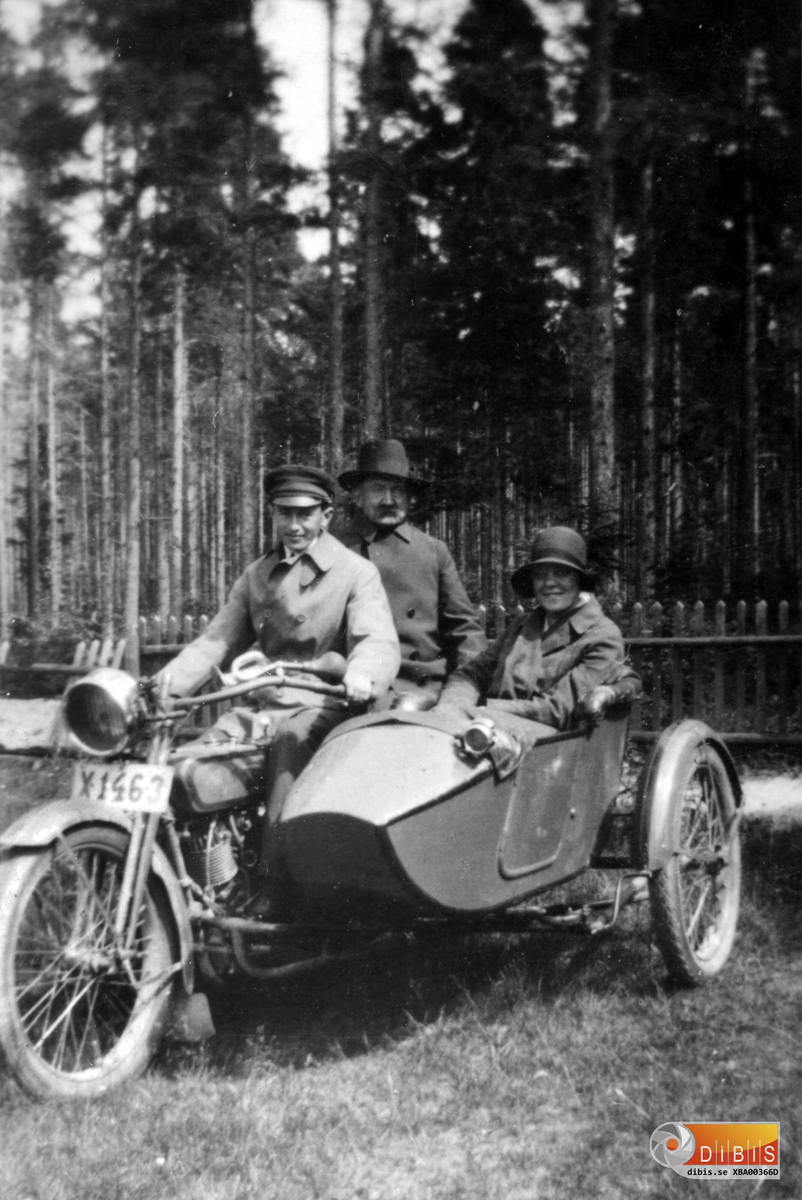 Harley-Davidson årsmodell 1924. Här med Petrus Zettersten vid styret, fästmön Elsa Blomqvist i sidovagnen och Emanuel Zettersten som passagerare på motorcykeln.
Bilden talar för att den togs på gården i Verkmyra. Tänkbar fotograf är Petrus Zetterstens syster, Anna, som tidigt ägnade sig åt fotografering med bälgkamera och glasplåtar.