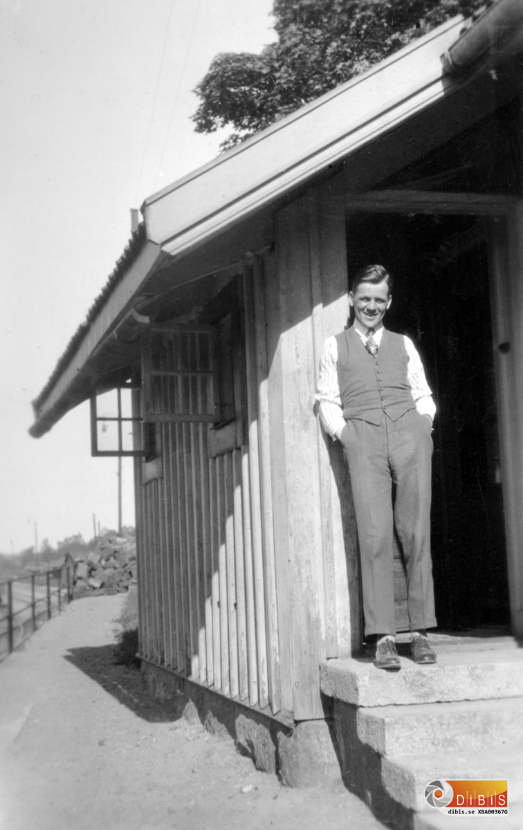 Paul Blomqvist fotograferad på trappan till den byggnad på stationsområdet i Söderhamn som var tjänstebostad för överbanmästaren som vid detta tillfälle var Samuel August Blomqvist, far till Paul Blomqvist.