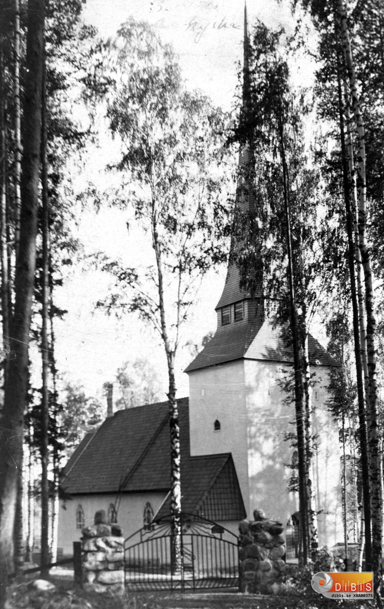 Bergviks kyrka invigd 1915. När denna bild togs fanns det grindar även på denna infart.
I modern tid har grindarna tagit bort för att bland annat  underlätta framkomsten för begravningsbilar.