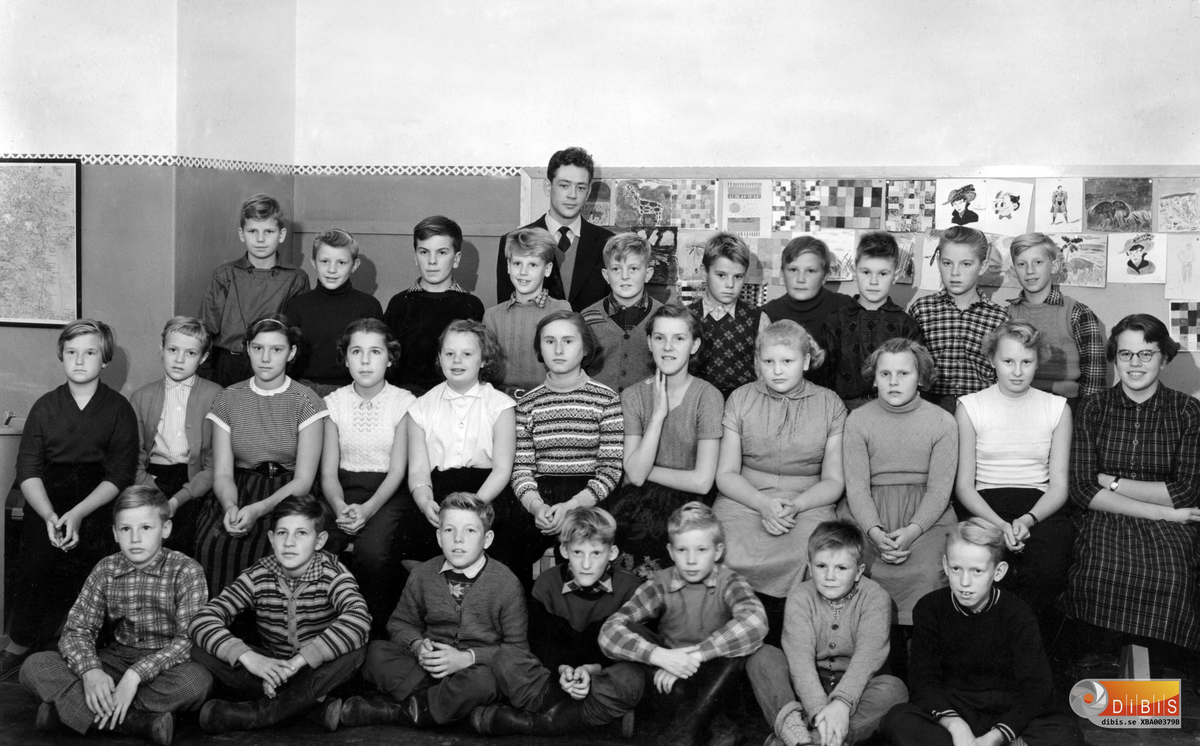 Nedre raden från vänster:
Nr 3 Kjell-Ove Landgren
Nr 4 Holger Strandberg
Nr 6 Olle Lindberg

Mellanraden från vänster:
nr 2. Gerd Lydén, Lynäs
nr 11. Ulla Strid

Övre raden från vänster:
Nr 2 Leif Jonsson, Lynäs
Nr 3 Carl-Olof Söderholm

Skolan är där NTO i Bergvik är just nu. Min far bekräftade just nyss detta. / Olov Jonsson