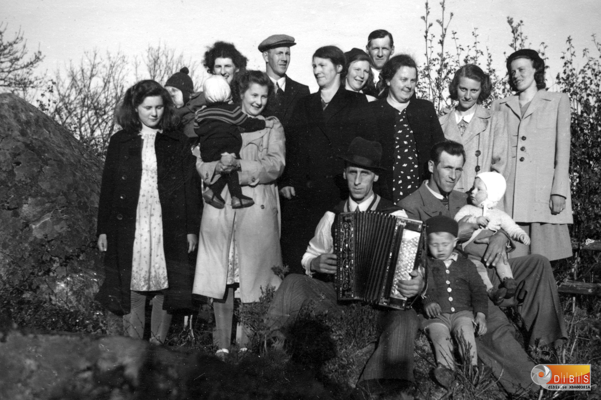 Mannen med dragspelet är Erik Lindberg, Verkmyra, Bergvik.
Till höger sitter hans bror, Bert Lindberg. Mycket talar för att han har sonen Lennart i sitt knä och att den äldsta sonen, Jan, sitter framför. Mamma Ingeborg står alldeles ovanför maken Per.
Längst till vänster står Rut Lindberg, dotter till Elsa Lindberg och Johan Lindberg.
Johan Lindberg är den ende i sällskapet som bär keps.
Makan Elsa Lindberg skymtar till höger. Till vänster har hon Anna Lindberg och till höger Elsa Lindberg, gift med gift med Johan Lindberg.
Till vänster om Gustav står systern Greta som gifte sig med Harry Strandberg och som vid det här tillfället har sonen Holger på armen. Kvinnan till höger om Rut är systern Ingrid Lindberg.