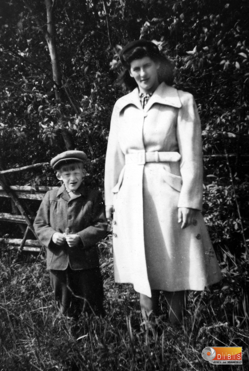 Greta Strandberg, född Lindberg, med sonen Holger. Greta var dotter till Marta och Karl Lindberg, Verkmyra, Bergvik. Hon gifte sig med Harry Strandberg och kom att bo i Lynäs fram till sin död.