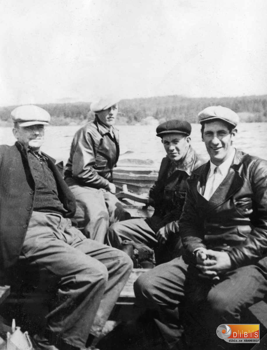 Från vänster:
1. Ragnar Söderholm
2. Olle Wiklund, son till Anna och Petter Wiklund.
3. samt bröderna Gustav Lindberg
4. Gunnar Lindberg, söner till Marta och Karl Lindberg, Verkmyra, Bergvik.