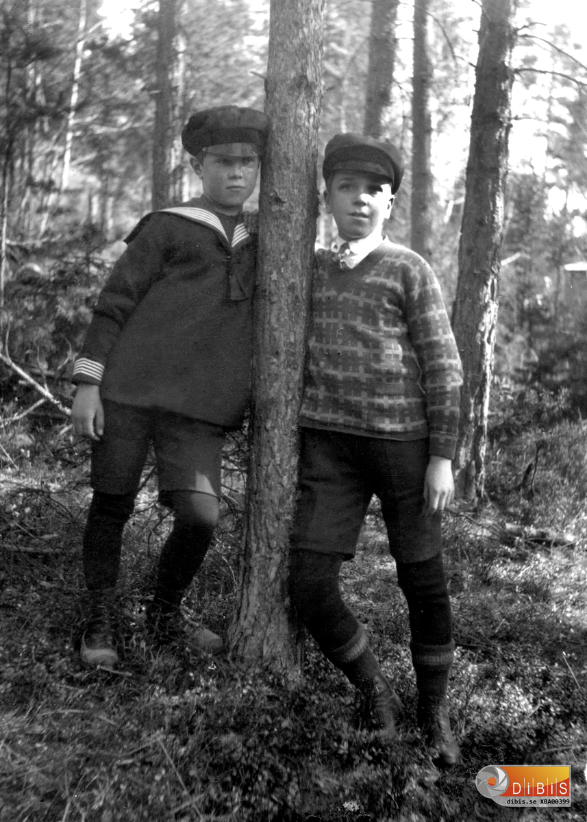 Även på denna bild finns Ivar Thorn med. Han står till höger. Kompisens namn återstår att hämta in.
Notera hur välklädda grabbarna är. Ivar har till och med slips under skogspromenaden.
Kompisen har sjömanskrage, ett vanligt förekommande alternativ till slipsen på den tiden.