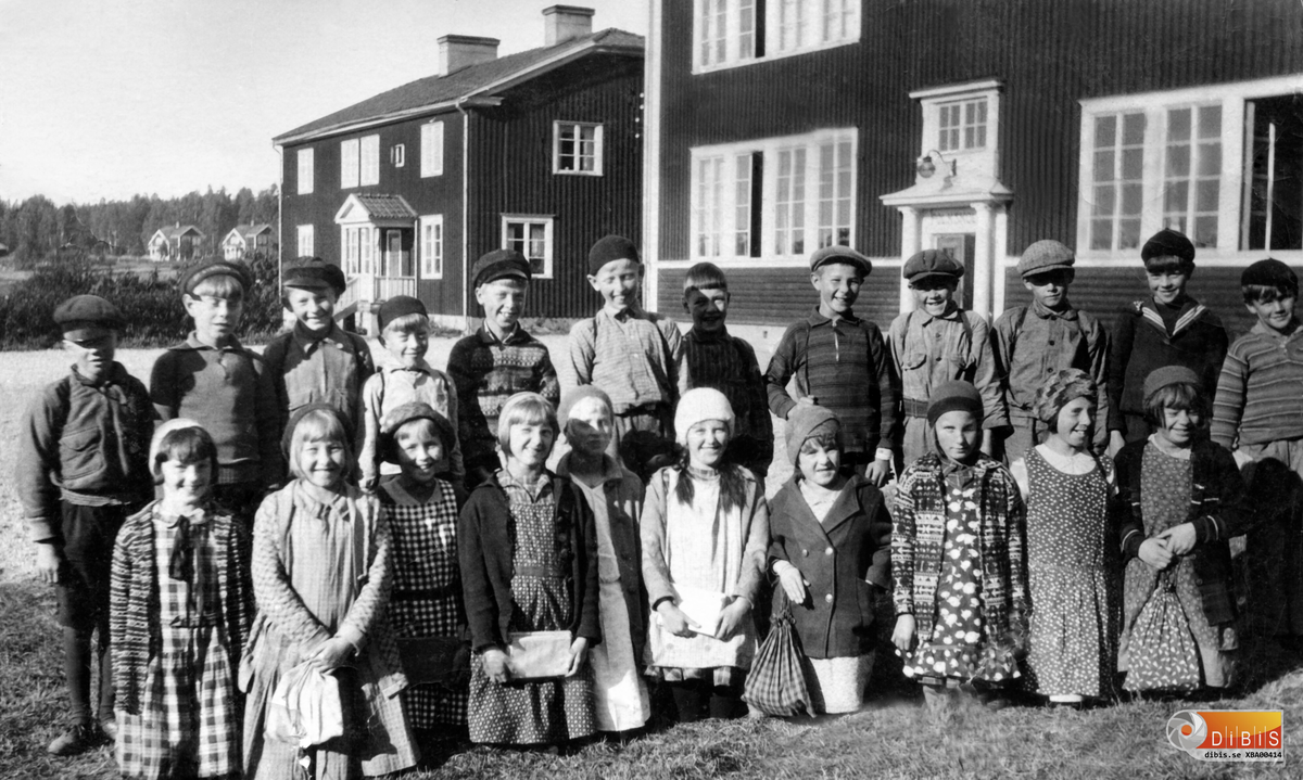 Österbackens skola, kallades även Rödskolan, Vannsätter, Bergvik.
Huset till vänster är lärarbostaden där bland annat följande lärare med familjer bott: Per Hedlund, Eddy Åkerlind och Stig Westling.