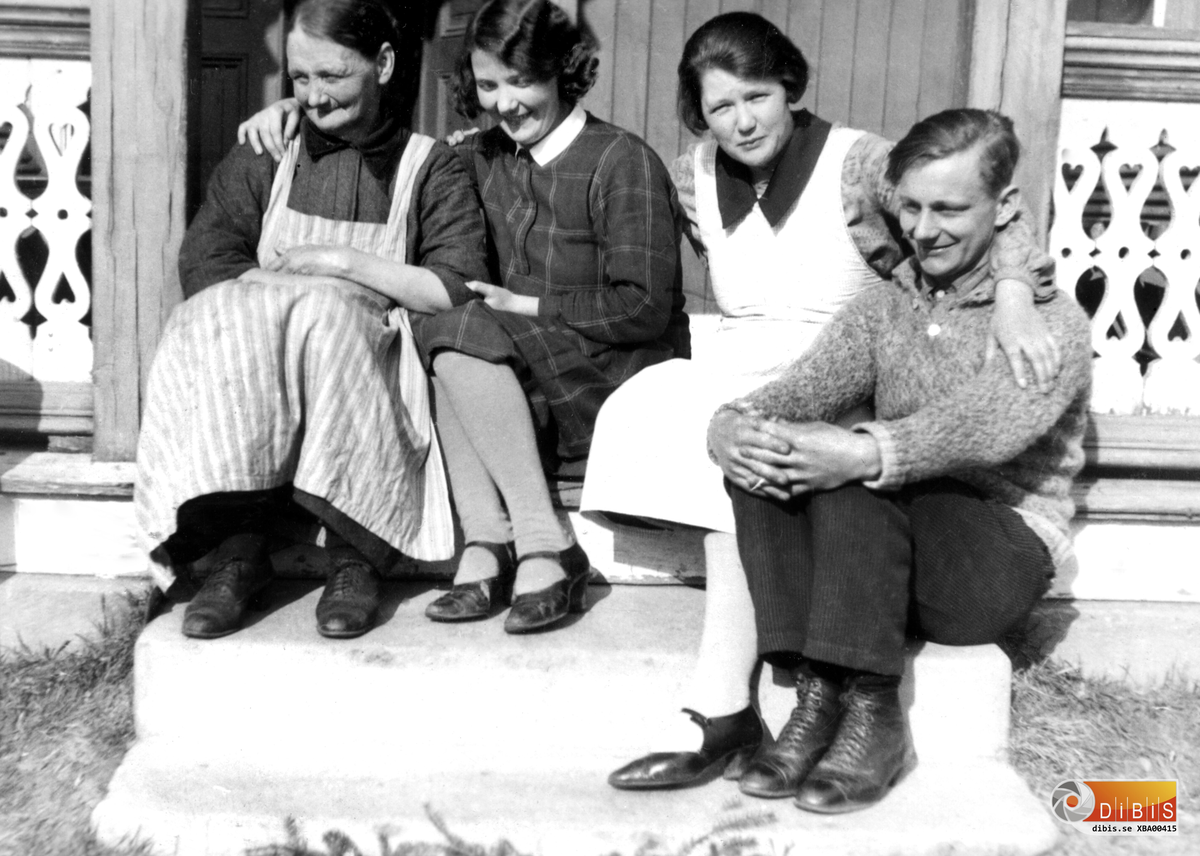 Bilden tagen i Vannsätter.
Från vänster:
1. Brita Redin
2. Elin Andersson (dotter till Brita)
3. Elsa Redin (sonhustru till Brita)
4. Johan Redin (son till Brita)