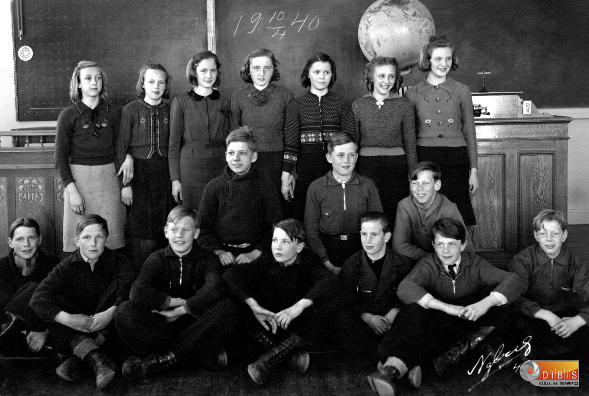 Ett fotgrafi med elever som vid detta tillfälle gick i Österbackens skola, Vannsätter, Bergvik.
Återstår att få fram så många namn som möjligt på eleverna. Längst till vänster står Barbro Eriksson. Längst till höger bland pojkarna sitter Einar Jonsson vars far, David,
arbetade vid fabriken i Vannsätter.