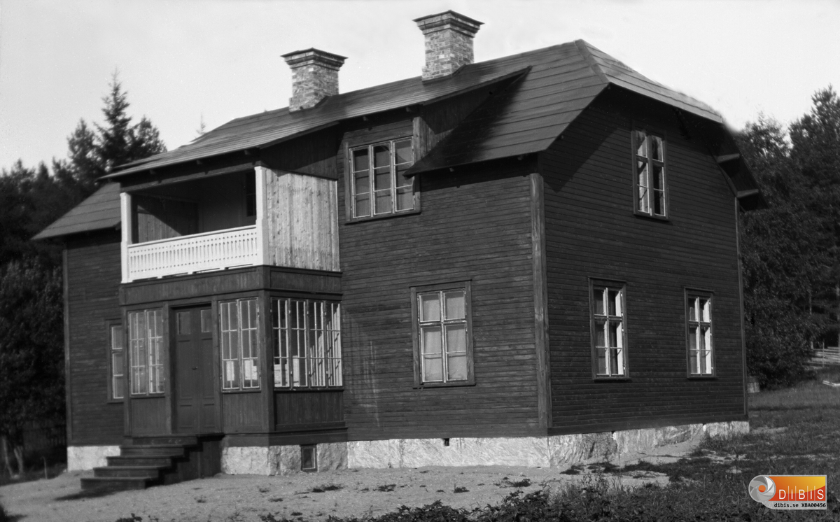En av de äldre byggnaderna i Bergvik.
På vinden finns en inristning som anger byggnadsåret 1907.
Från 1930-talet kom villan att kallas "predikantbostaden" med anledning av att fyra missionsförsamlingar;
Bergvik, Vannsätter, Marmaverken och Söderala gjorde den till bostad för sin pastor.
När byggnaden uppfördes var den enbart ett sommarställe. Åretruntbostad blev den först när de fyra församlingarna köpte fastigheten.