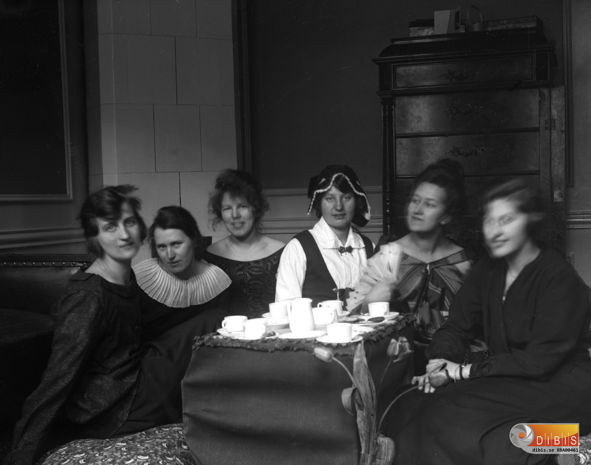 Nummer två från vänster är Anna Zettersten, född år 1899, uppväxt i Verkmyra, Bergvik.
Hon utbildade sig till slöjdlärare och var som sådan verksam inom dåvarande Söderala kommun. Hon hade en stor krets av vänner och kan när bilden tas vara långt borta från hembygden. Att exempelvis cykla till bekanta i Stockholm var inte ovanligt för henne.
Hon kom att gifta sig med Anton Nordin och bosätta sig först i Sandarne och senare på Lumavägen i Ljusne.