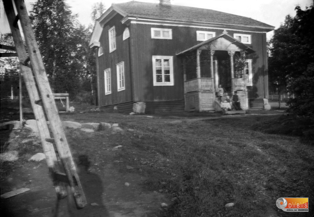 Byggnaden finns i Böle, Bergvik.
I dag är den privatbostad.
I mitten av 1900-talet och tidigare var det bostaden till ett torp med mark som räckte för att en liten besättning bestående av en ko och några smådjur.
Ada Söderblom hette den kvinna som brukade jorden på den tiden.
Sadeltaket och verandan är sevärd.