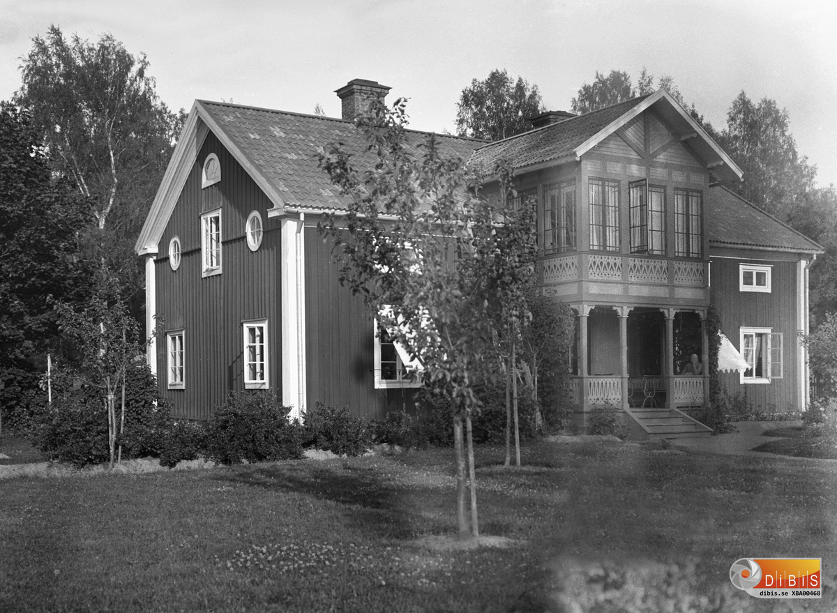 Mangårdsbyggnaden på gården Lugnet, Lynäs Bergvik (idag Färjevägen/Nedre Bölegatan). Familjen von Goës bostad från slutet av 1800 fram till mordbranden 2006 då byggnaden brann ned till grunden. Något år efter branden byggdes två villor med garage på tomten, dvs Lugnet.
Tre generationer Goës arbetade för Bergvik Ala i Bergvik och efter att kontoret flyttat in till Söderhamn.