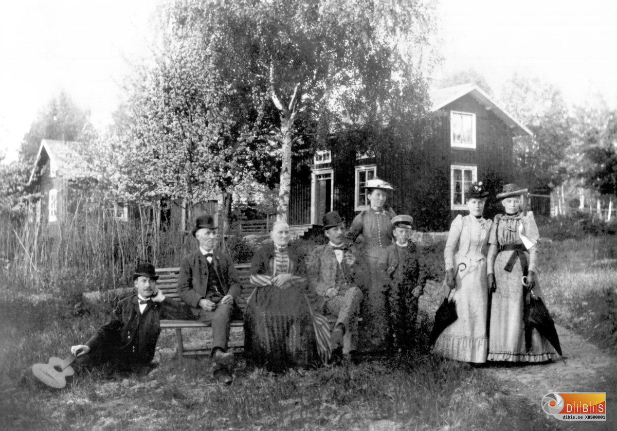 En bild från tidigt 1890-tal. Den är tagen på Rönnbacka i Bergvik, nuvarande Mickelsbergsvägen 14. Huset till vänster finns ännu kvar, medan det till höger revs 1960 för att lämna plats för nytt hus.
Det är Olof Lindblom, sågare vid Bergviks södra såg, som samlat större delen av sin familj, kanske för att fira sin födelsedag. Längst till vänster, med gitarr, sitter yngste sonen Gustaf Bernhard Lindblom och på bänken sitter därefter Olof själv med sin fru Augusta Lindblom.
Till höger om henne sitter äldste sonen Carl-Olof Lindblom som kommit på besök från Gävle med sin fru Beda Lindblom och sonen Einar Lindblom. De två uppstilade unga damerna till höger är döttrarna Mina Lindblom och Anna Lindblom, längre fram i livet gifta med Oskar Bergstrand respektive Erik Pettersson. I likhet med Gustaf Bernhard förblev de Bergvik trogna under hela sina liv.