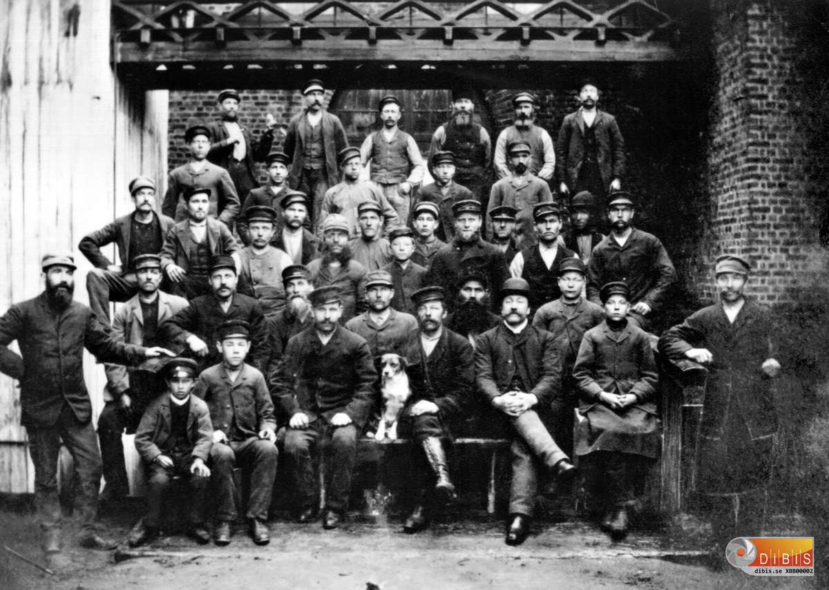 Världens första sulfitfabriksarbetare! Bilden visar hela arbetsstyrkan vid Bergviks gamla sulfitfabrik, den s k Ekmanska fabriken, någon gång under 1880-talet. Delar av arbetsstyrkan ser förfärande ung ut. År 1881 antogs en lag där det bestämdes att barn måste vara 12 år och ha "goda kroppskrafter" för att få arbeta i fabrik.