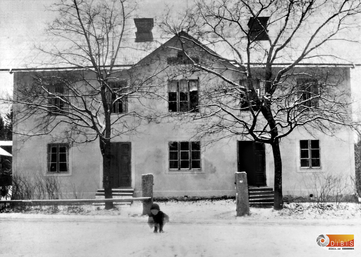 Känner någon igen huvudbyggnaden på Variant? Så här såg den ut när Gustaf Bernhard Lindblom med familj bodde där under seklets två första decennier och stället kallades Karlslund.
Bilden är tagen från gamla vägen som passerar tätt förbi. Till vänster skymtar det som äldre bergviksbor kommer ihåg som Bäckfors Möblers lager. På Karlslund drev Gustaf Bernhard läskedryckstillverkning samt ett bageri och på nedervåningen i bostadshuset hade hans fru Anna Lindblom ett kafé. Familjen bodde på övervåningen. Barnet på bilden är Sven Lindblom, f 1916, så den är förmodligen tagen 1919-20.
