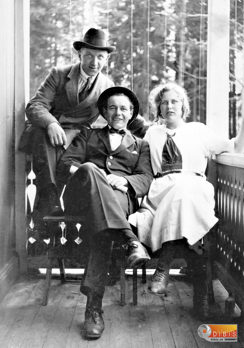 Den 18 maj 1924 var en ovanligt varm och skön söndag i Bergvik. På verandan till Selma och Erik Anderssons hus på Skogvägen 5 sitter Selmas 18-åriga systerdotter Berta som kommit på besök från Stockholm.
Två kavaljerer har dykt upp och sitter nu och myser tillsammans med Berta på den öppna verandan. Killen till vänster är Paul Petterson, född och uppvuxen på Skogvägen 9. Han bodde i många år på Mickelsergsvägen 12 med sin fru Rut som var lärare i vad som då kallades småskolan.
Den glada grabben i mitten är Arne Bergstrand, född och uppvuxen på Bruket. Han byggde ett hus på Solängsvägen i Bergvik där han bodde med sin fru Anna och sönerna Lars och Bertil.
Paul och Arne var kusiner, men det var en tredje kusin som kom att gifta sig med Berta. Han hette Gösta Lindblom och bodde vid den här tiden på Rönnbacka, d v s Mickelsbergsvägen 14. Gösta och Berta byggde 1934 huset på Mickelsbergsvägen 20 där de bodde under många år.

Hans Lindblom