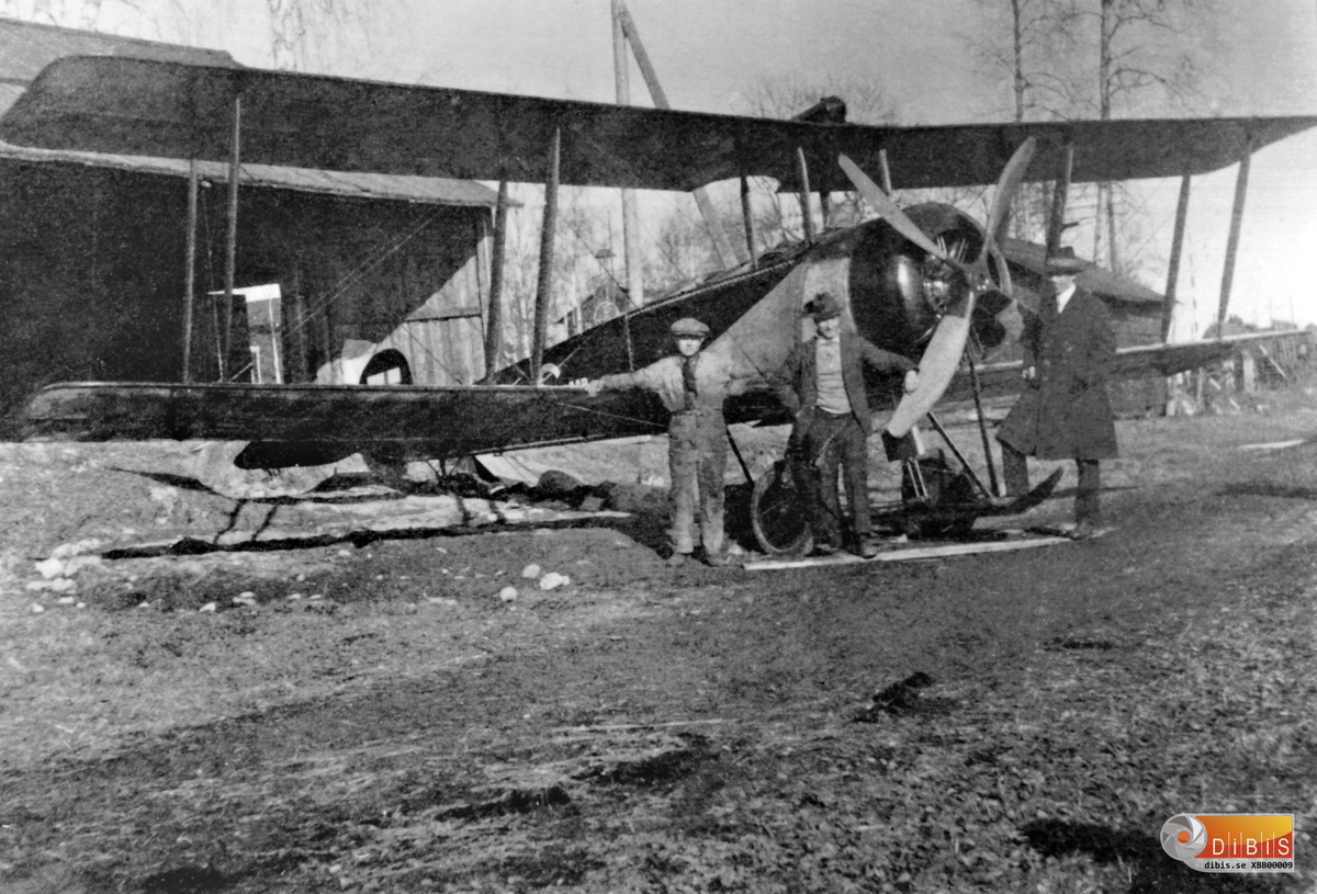 Här har Kraftförvaltningens överingenjör, Georg Spaak, dragit ut sin Avro 540 med sjucylindrig stjärnmotor och väldig träpropeller. Bilden är tagen i vårsolen utanför "hangaren" vid Bergviks station någon gång under sent 1920-tal.
Hur det gick till att starta på hjul därifrån är en gåta, men skidorna användes vid vinterflygningar, med isen som start- och landningsbana. Georg Spaak är den långa mannen till höger, han i mitten är okänd. Till vänster står Spaaks mekaniker, Einar Danielsson.

I ett porträttgalleri utgivet tidigt 1900-tal finns denna komprimerade notis:
GEORGE SPAAK
Bergvik.
Född 11 febr. 1877 i Stockholm. Civilingenjör. Chef för Bergvik och Ala Nya A.-B. Kraftförvaltning. R. V. O. Kom.-fullm. sedan 1927, f. d. medlem av 1931 års flyg-. kommission och I. V. Ars flygtekniska kom. samt styr.-medlem i Gävleb. -läns I. 0:s land   storms förbund och Söderhamns
landstormsförening sedan 1918.
Söderala socken.