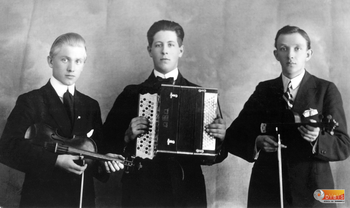Ett av Bergviks tidiga dansband.
De båda violinisterna Gunnar Stenberg, till vänster och Axel Wahl flankerar dragspelaren Lasse Skoglund. Den senare blev minsann Svensk Mästare på dragspel någon gång på 1950-talet.

Hans Lindblom