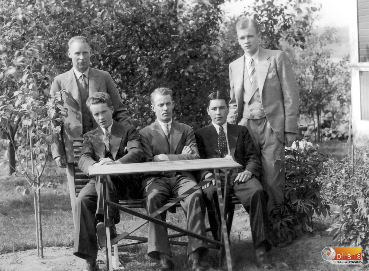 Bilden visar personalen hos Ljungqvists Diversehandel i Bergvik, någon gång på 1930-talet.
Stående till vänster är Robert Ljungqvist själv. Till höger står Rune Ohlsson, som växte upp i huset på Mickelsbergsvägen 27. Hans föräldrar hette Johan och Tilan Ohlsson, och var de som byggde huset. Rune började sedan arbeta på Kraftförvaltningen men omkom i en arbetsolycka i böjan av 1940-talet.
Till vänster sitter Uno Pettersson. Han hade livsmedelsaffär i ett av husen vid järnvägshållplatsen vid Elfvik, men flyttade till Stockholm och blev ICA-handlare.
I mitten sitter Åke Holm som i många år hade livsmedelsaffär i Myssje.
Till höger sitter Gösta Hernlund från en gammal bergviksfamilj.

Hans Lindblom