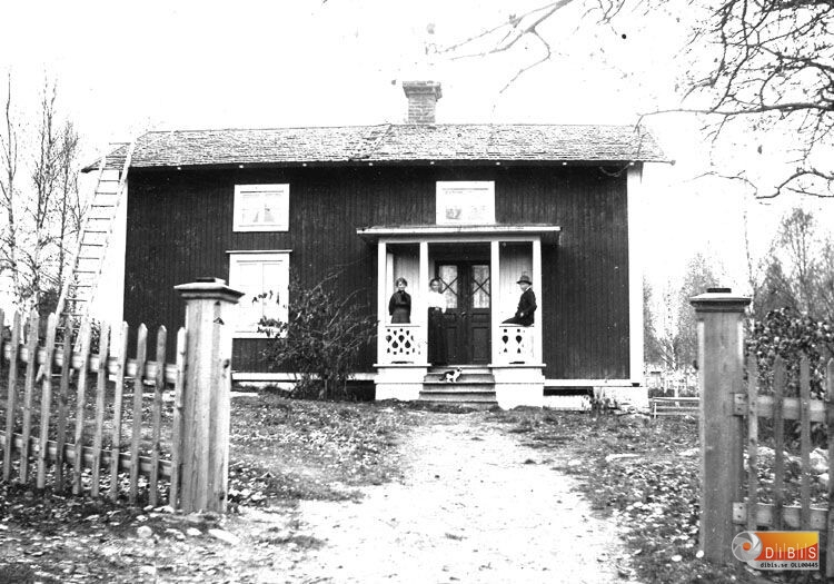 Okänt bostadshus.
Ella Olsson, Anna Nilsson och Arvid Nilsson.