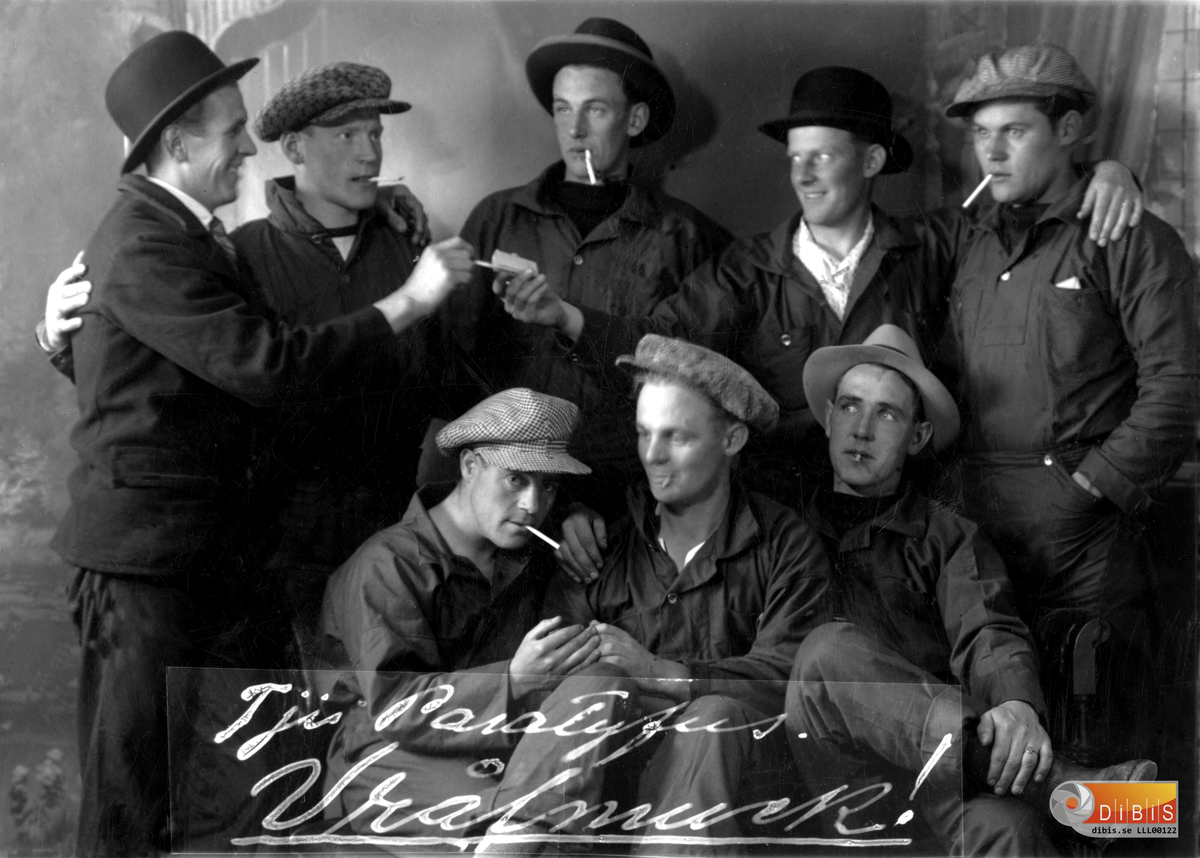 Muckarskiva 1926 (eller möjligen 1927) efter värnplikten på Oscar Fredriksborg.

Martin Lindahl från Ljusne i övre raden som nummer 2 från höger.