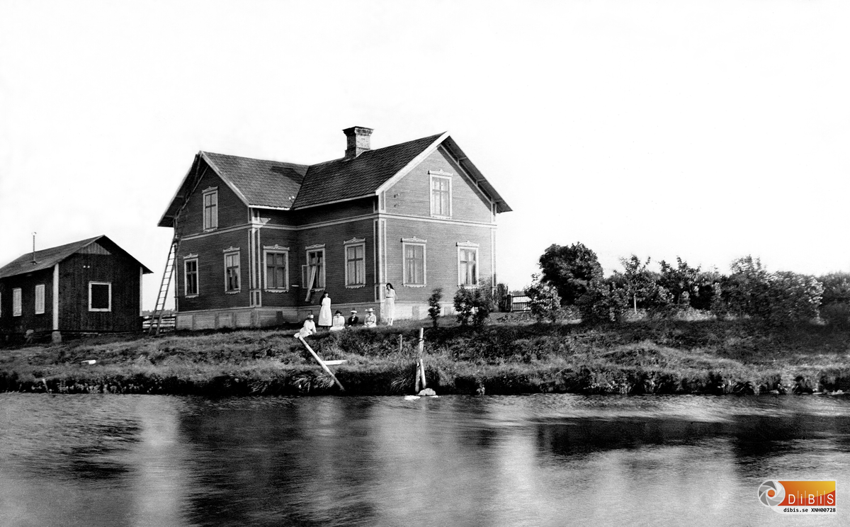 Norrala konsumtionsförening vid kyrkbron i Norrala.