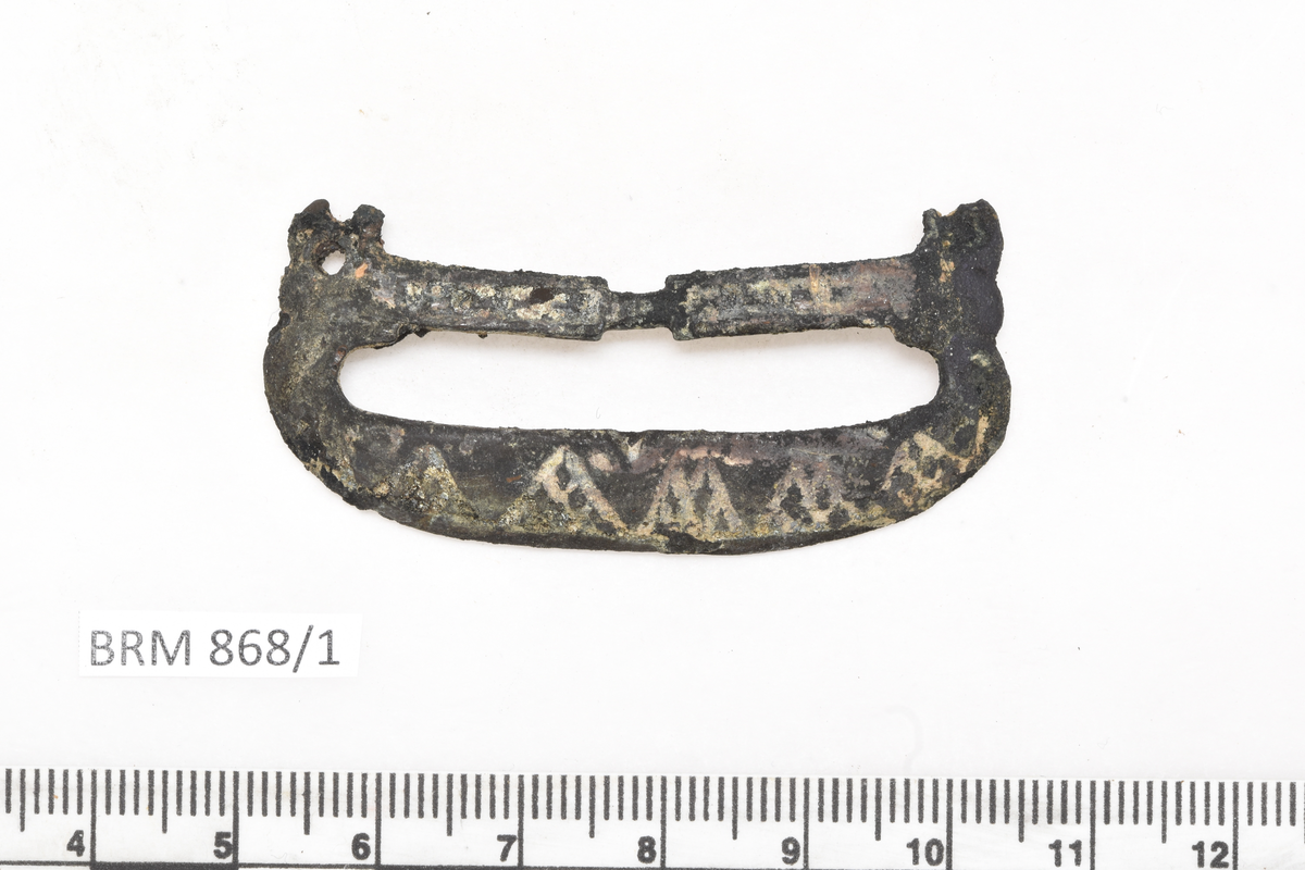 BRM 868/1 Del av beltespenne, m dekor. Før konservering.