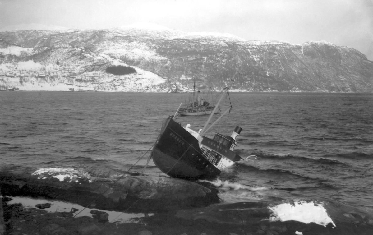Fotografi av forlis. Båten Granvin tilhørende HSD. Tjuaholmen, Kvam, Hordaland. Fotograf: Torstein Lofthus.