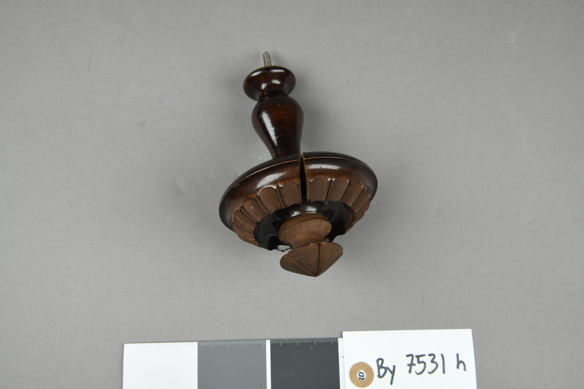 By 7531 h Fra protokoll: "Tregjenstand til gardinoppheng"