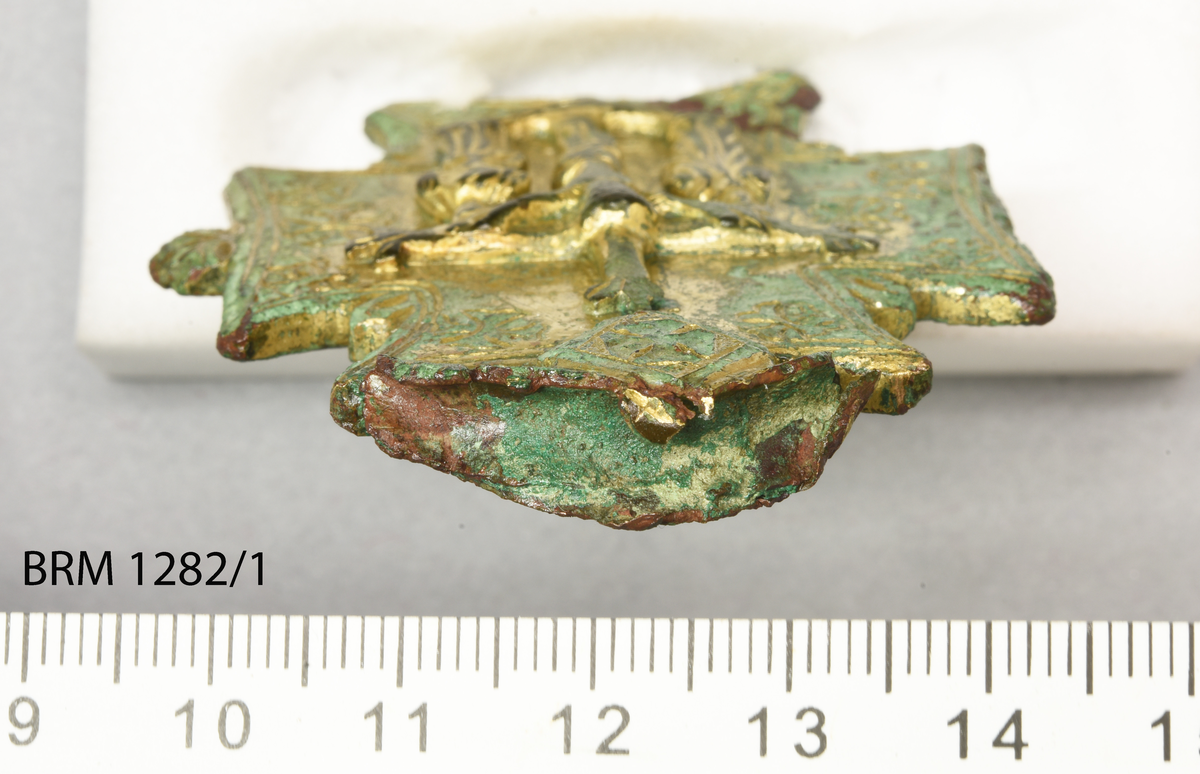 BRM 1282.1 Likearmet kors i kobberlegering med kalvariegruppe og gullbelagt dekor.