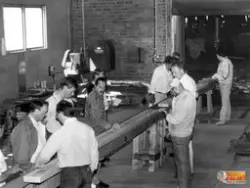 Bilden är från en Klamparriksdag.

Personerna är med ryggen 