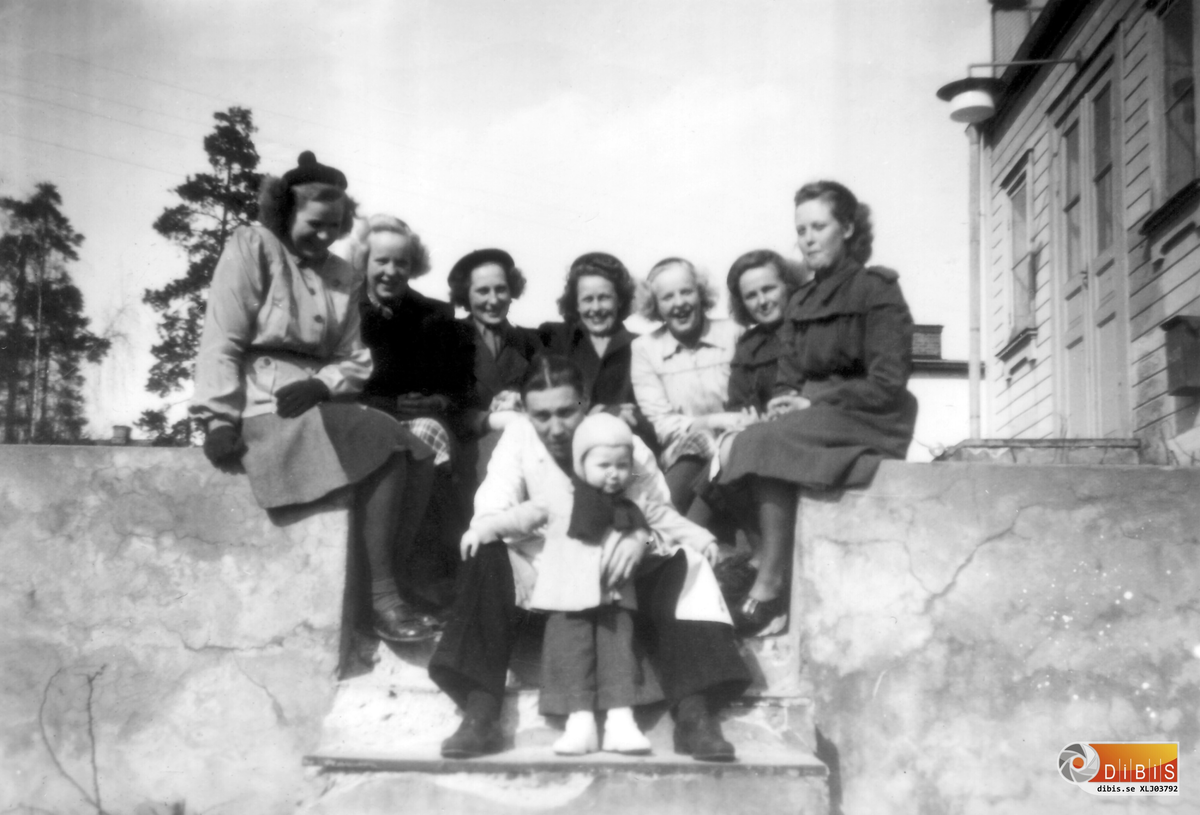 Gruppfoto vid trappan på baksidan av Ala Konsum. Personerna är: Berit ...
