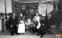 Personerna på bilden är frv. Carl-Erik Larsson-Lindström f. 