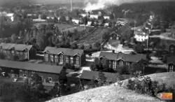 Vy från Vårdberget i Ljusne. Närmast vedbodar och arbetarbos