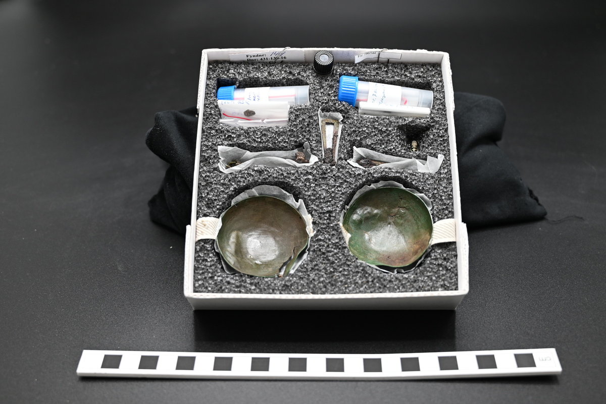 Våg i flera delar. Två vågskålar, två armar och en ögla. Mindre lösa delar. 