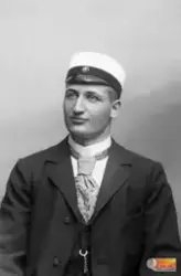 En ung man i kostym och studentmössa.