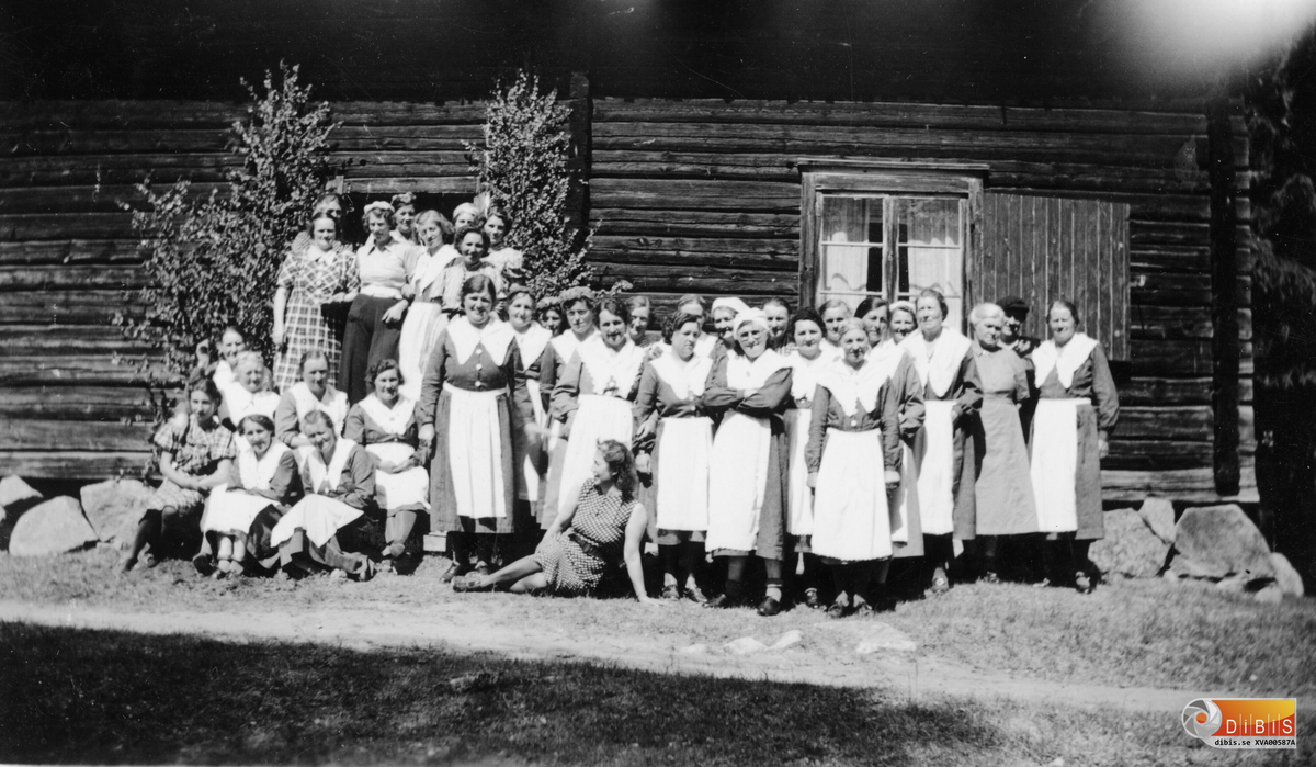 Fäbodstuga i Losjömyra/Losemyra, Norrala, i slutet av 1940-talet.
Förstoringar på XVA00587B och XVA00587C