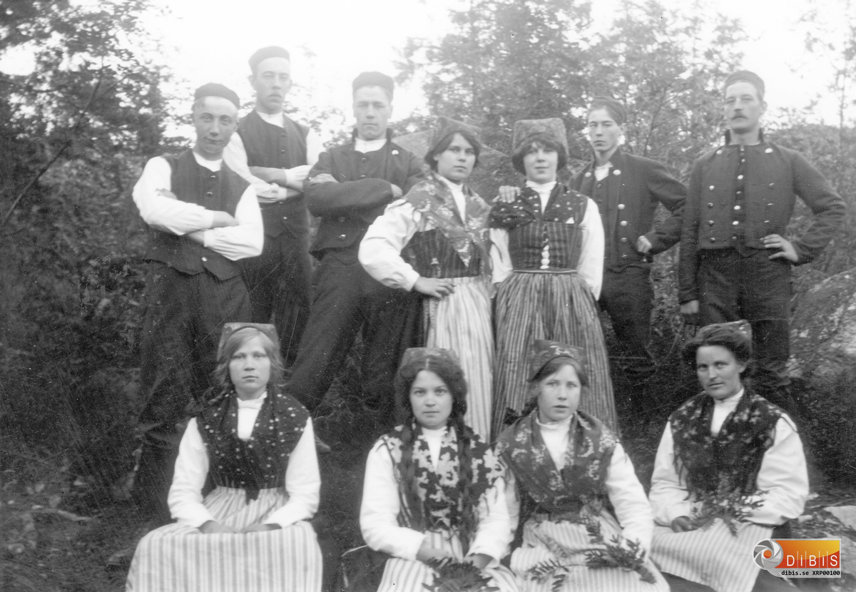 11 ungdomar i folkdräkt.