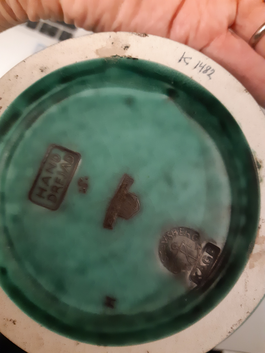 Stor vas i argenta med silverdekorationer föreställande tre dansande musikanter mot grön glasyr, en spelar dubbelfjölt, en spelar lyra och den sista spelar cymbaler.
