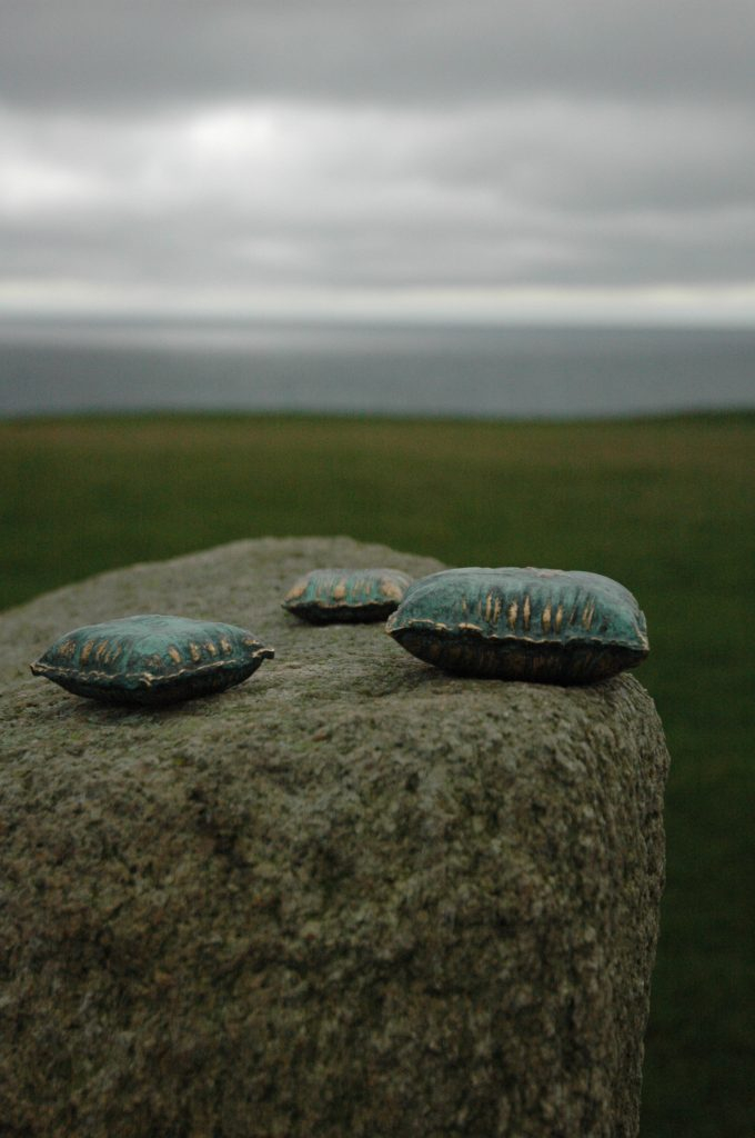 REM består av tre miniatyrskulpturer i brons, formade som kuddar – symboler för övergångar mellan verklighet och dröm. Varje kudde bär på en berättelse om bronsens eviga kretslopp: från konst och kyrkklockor till krigets kanoner, och tillbaka till konsten.

Här vilar drömmar, fångade i bronsens tyngd och tidlöshet, en påminnelse om att det dolda och oupptäckta alltid väntar på att upptäckas.heten att vara den/det man är.

Skulpturen monteras på en aluminiumplatta som fästs med två skruvar. Underlaget behöver en fördjupning, sedan limmas med epoxylim – förslagsvis på sten eller betong.