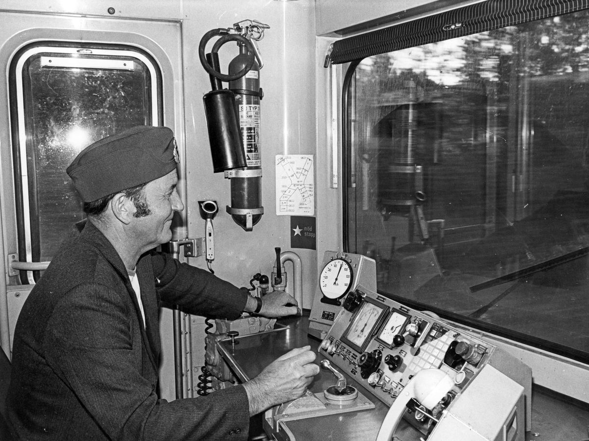 Lokförare Melker Andersson i förarhytten på en motorvagn (så kallad Littera X1). 

Yrke, arbete, järnväg, Stockholm-Nynäs järnväg, SNJ.

Personer på bilden:
Lokförare Melker Andersson