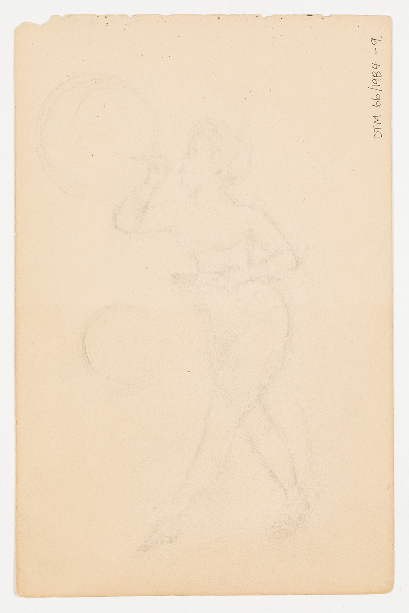 En del av en park med lykta, springbrunn och spretiga träd. I bakgrunden en hög rektangulär byggnad. På baksidan en blyertsteckning av en naken kvinna som blåser såpbubblor.
