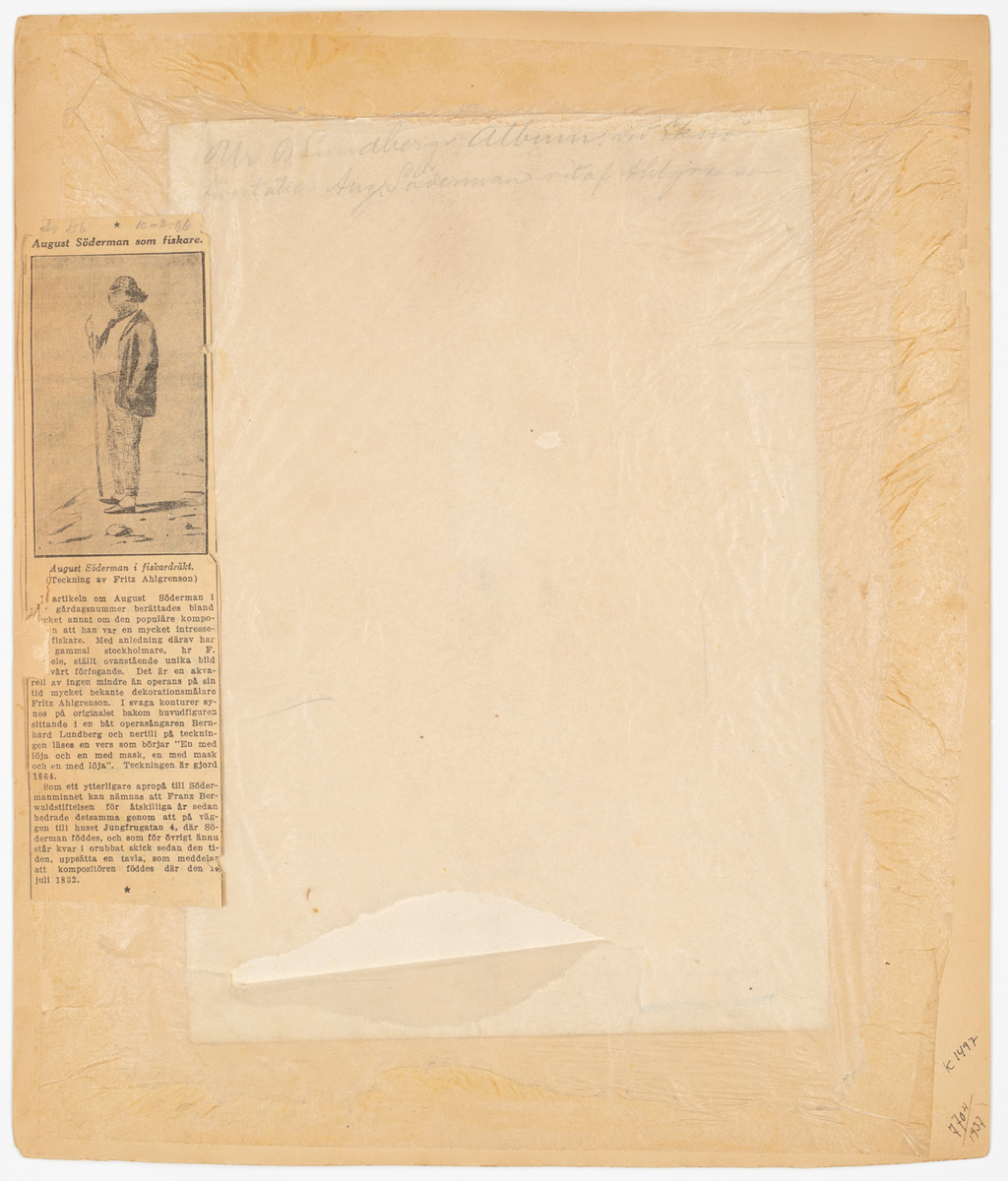 Föreställer en man klädd i svarta skor med vita damasker, vit och svart rutiga byxor, vit skjorta och gråsvart jacka, en röd scarf runt halsen och en ljusblå keps med svart skärm över det bruna lockiga hået. Mannen står på en strand och håller i ett metspö. Bakom mannen finns en rosbåt med en älde skäddprydd man i halmhatt.
